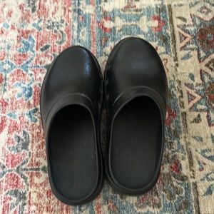 Oofos Unisex Clog, black, M7/W9